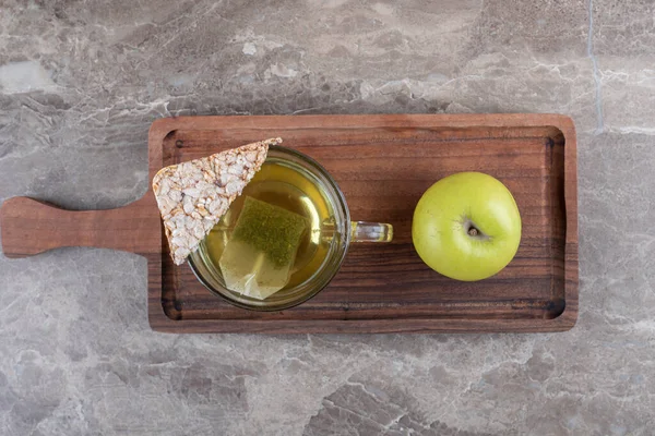 Pedazo Pastel Arroz Inflado Manzana Bandeja Madera Sobre Fondo Mármol — Foto de Stock