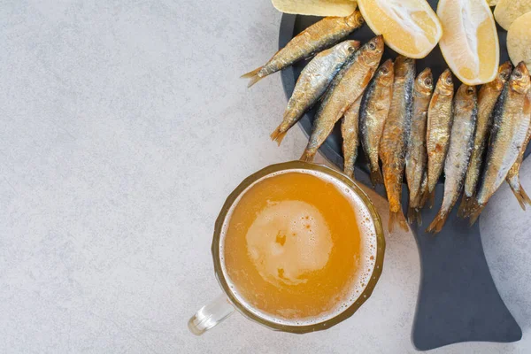 Een Glas Bier Met Vis Aardappelchips Grijze Achtergrond Hoge Kwaliteit — Stockfoto