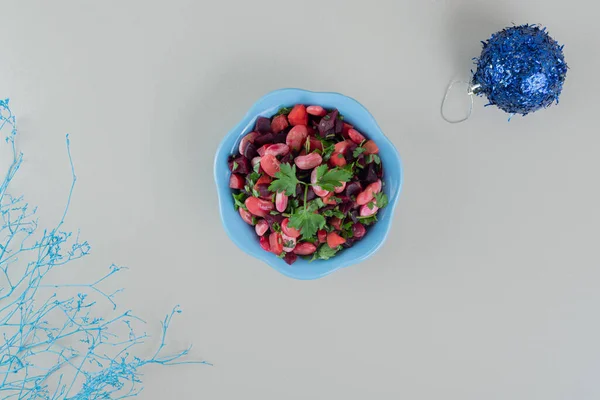 Plato Azul Lleno Deliciosa Vinagreta Con Una Bola Navidad Foto — Foto de Stock