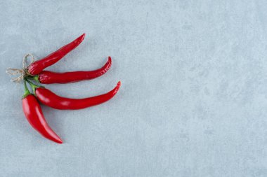 Kırmızı kırmızı kırmızı biberler mavi arka planda. Yüksek kalite fotoğraf