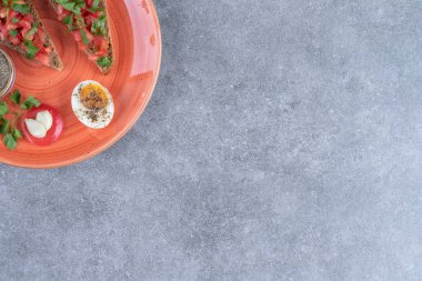 Haşlanmış yumurta ve kızarmış ekmek. Yüksek kalite fotoğraf