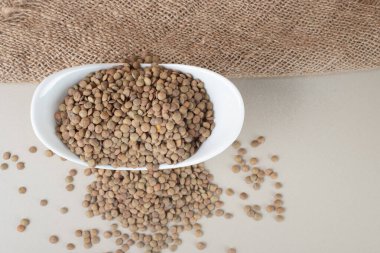 Beton arka planda izole edilmiş yeşil mercimek. Yüksek kalite fotoğraf