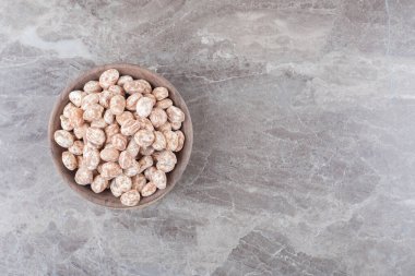 Mermer arka planda bir kase şekerleme. Yüksek kalite fotoğraf