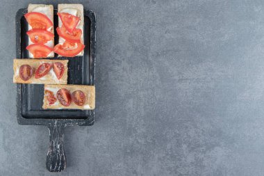 Tahtada domatesli çıtır tost. Yüksek kalite fotoğraf