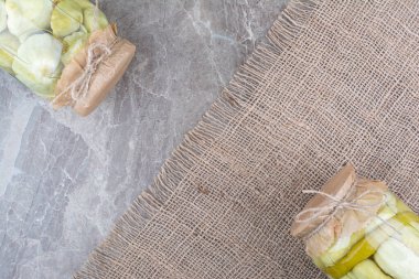 Çuval bezinde iki kavanoz sebze turşusu. Yüksek kalite fotoğraf