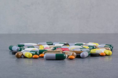 Çeşitli ilaç hapları, haplar ve kapsüller. Yüksek kalite fotoğraf