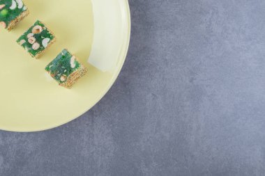 Türk Lokum 'u sarı tabakta fındıklı seviyor mu? Yüksek kalite fotoğraf