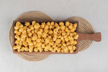 Masa arkasında ev yapımı patlamış mısır ve ahşap tahta.