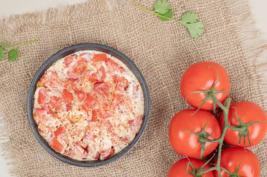 Tahtada domatesli leziz omlet. Yüksek kalite fotoğraf