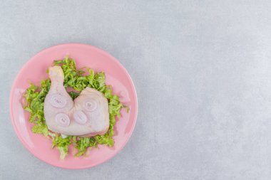 Tabakta soğan, et ve yeşiller, beyaz arka planda. Yüksek kalite fotoğraf