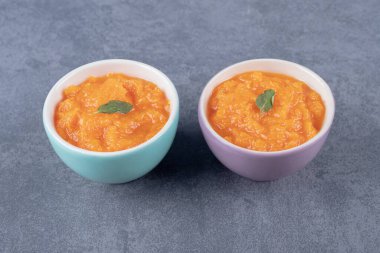 Mermer zemin üzerinde iki kase mercimek çorbası. Yüksek kalite fotoğraf