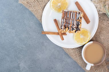 Beyaz bir tabak kremalı kek ve bir fincan lezzetli kahve. Yüksek kalite fotoğraf