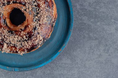 Gri arkaplanda mavi bir tabak tatlı çörek. Kaliteli bir fotoğraf.