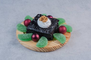 Marmelatlı çikolatalı kek ve ahşap tabakta takılar. Yüksek kalite fotoğraf