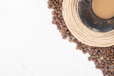 Kahve çekirdekleri ve bir fincan kahve. Yüksek kalite fotoğraf