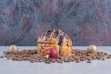 Lezzetli ekinler, çikolata parçaları ve taş masada Noel topları. Yüksek kalite fotoğraf