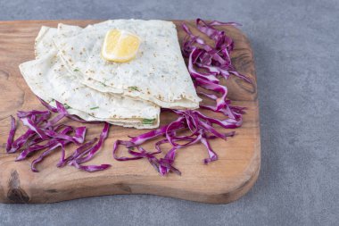 Mermer arka planda bağırsak ve kırmızı lahana var. Yüksek kalite fotoğraf