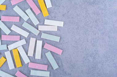 Mermer arka planda çok renkli sakız şeritleri. Yüksek kalite fotoğraf