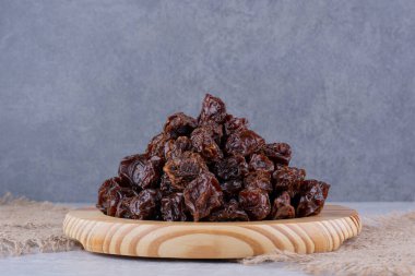 Beton zeminde izole edilmiş kurumuş kara kirazlar. Yüksek kalite fotoğraf