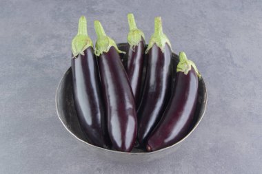 Mermer arka plandaki kasede beş lezzetli patlıcan. Yüksek kalite fotoğraf