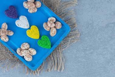 Tahtasında bisküvi olan tarçınlı şekerleme, mermer zemin üzerinde. Yüksek kalite fotoğraf