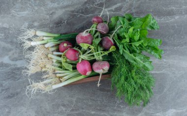 Soğan, yeşillik ve turplar bir kutuda, mermer arka planda. Yüksek kalite fotoğraf