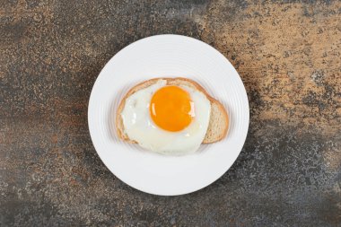 Kahvaltıda yumurtalı tost tabağı. Yüksek kalite fotoğraf