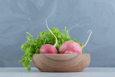 Kırmızı turplar ve maydanoz, mermer arka planda. Yüksek kalite fotoğraf