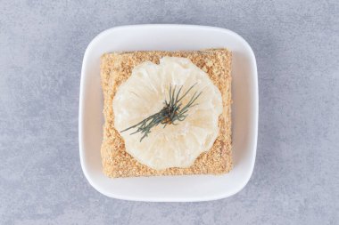 Mermer arka planda bir kasede küçük bir pasta. Yüksek kalite fotoğraf