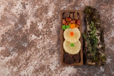 Tahta üzerinde kurumuş meyve manzarası ve ağaç kabuğu.