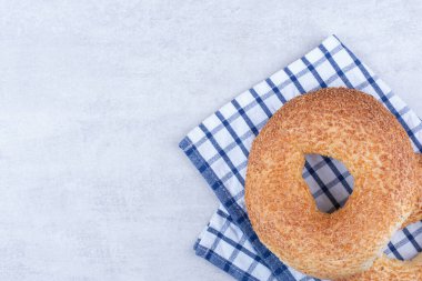 Masa örtüsünde susam tohumları olan Türk maymunları. Yüksek kalite fotoğraf