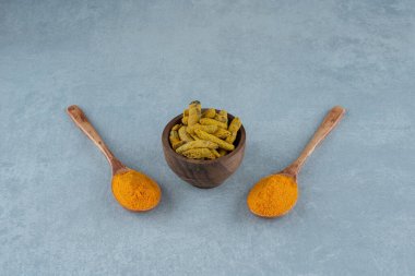 Tahta kaşıklarda Curkimin tohumu ve toz. Yüksek kalite fotoğraf