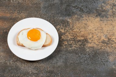 Kahvaltıda yumurtalı tost tabağı. Yüksek kalite fotoğraf
