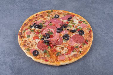 Gri arka planda taze pişmiş margarita pizza. Yüksek kalite fotoğraf