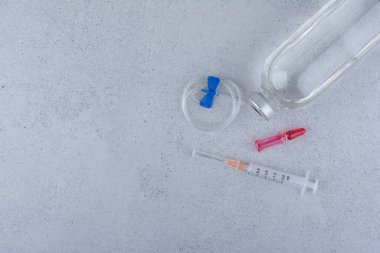 Mermer zemin üzerinde boş şırınga ve ampuller. Yüksek kalite fotoğraf