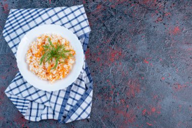 Beyaz bir tabakta otlu Türk erkekler. Yüksek kalite fotoğraf