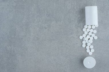 Gri arka planda beyaz ilaç kavanozu. Yüksek kalite fotoğraf