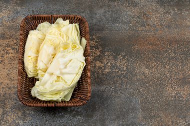 Sepette taze çiğ lahana, mermer arka planda. Yüksek kalite fotoğraf