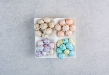 Beton zemin ustalığı için renkli dekoratif taşlar. Yüksek kalite fotoğraf