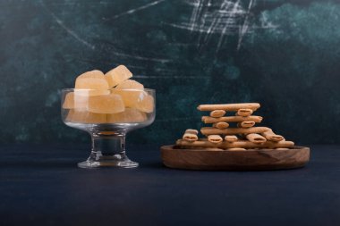  Tatlı çubuklar ve reçelli şekerler masanın arkasında.