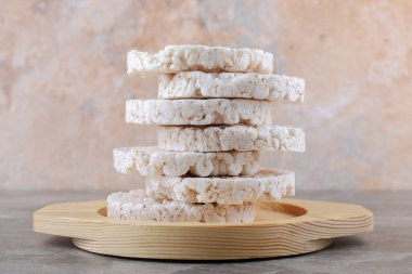 Ahşap tepside, mermer zeminde bir yığın pirinç keki. Yüksek kalite fotoğraf