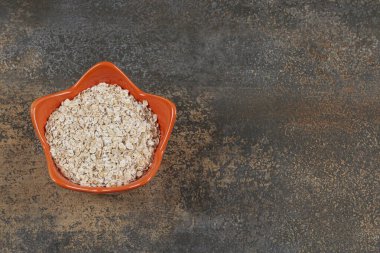 Turuncu kasede lezzetli yulaf ezmesi. Yüksek kalite fotoğraf