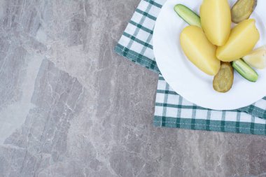 Haşlanmış patates ve beyaz tabakta çeşitli sebzeler. Yüksek kalite fotoğraf