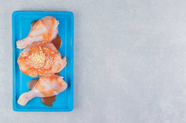 Bir tepsi et ve ketçap, tabakta, beyaz arka planda. Yüksek kalite fotoğraf