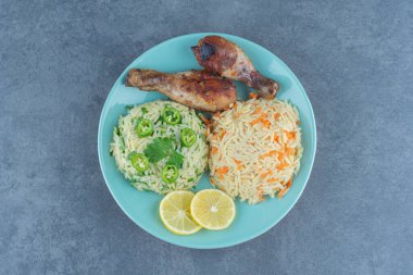 Mavi tabakta kızarmış tavuk budu ve pilav. Yüksek kalite fotoğraf