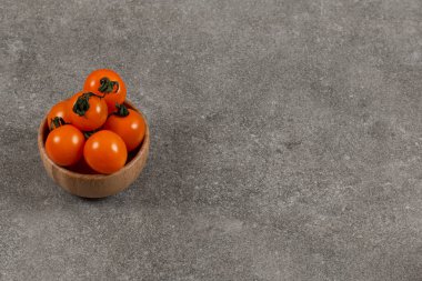 Kasede pişmemiş domatesler, mermer arka planda. Yüksek kalite fotoğraf