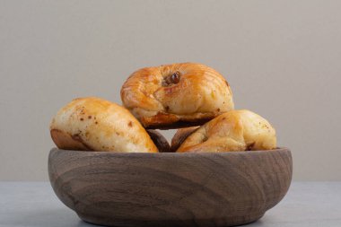 Tahta kasede ceviz taneleri olan tatlı bisküviler. Yüksek kalite fotoğraf