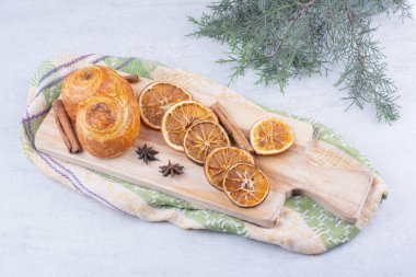 Tahta üzerinde tarçın çubukları, karanfil ve portakallı hamur işi. Yüksek kalite fotoğraf