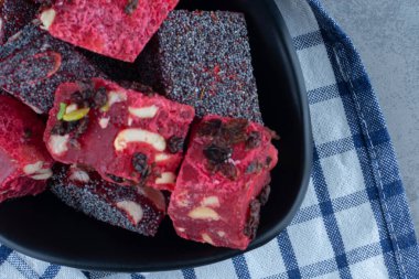 Çay havlusunun üzerinde mermer zemin üzerinde bir kase Türk lokumu. Yüksek kalite fotoğraf