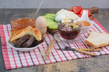 Kahvaltı masası, yemek, tatlı ve çay. Yüksek kalite fotoğraf
